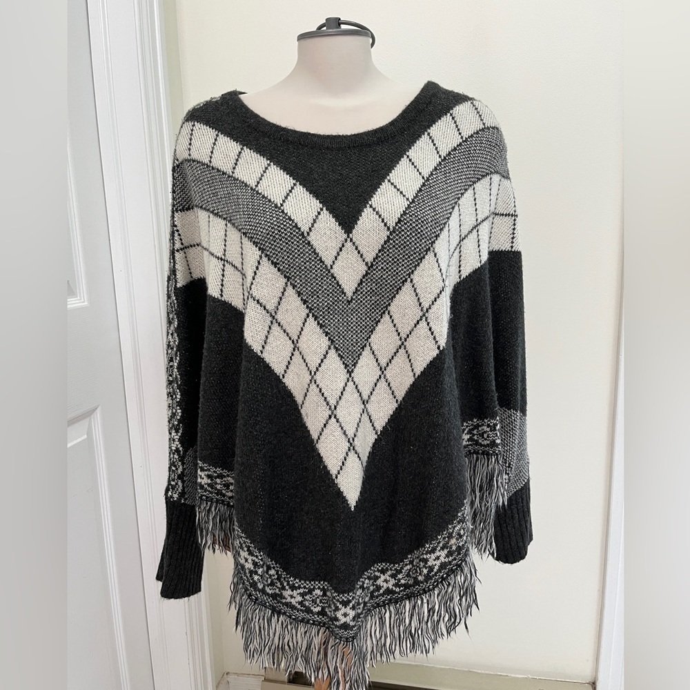 Mossimo sweater poncho cape size L/XL